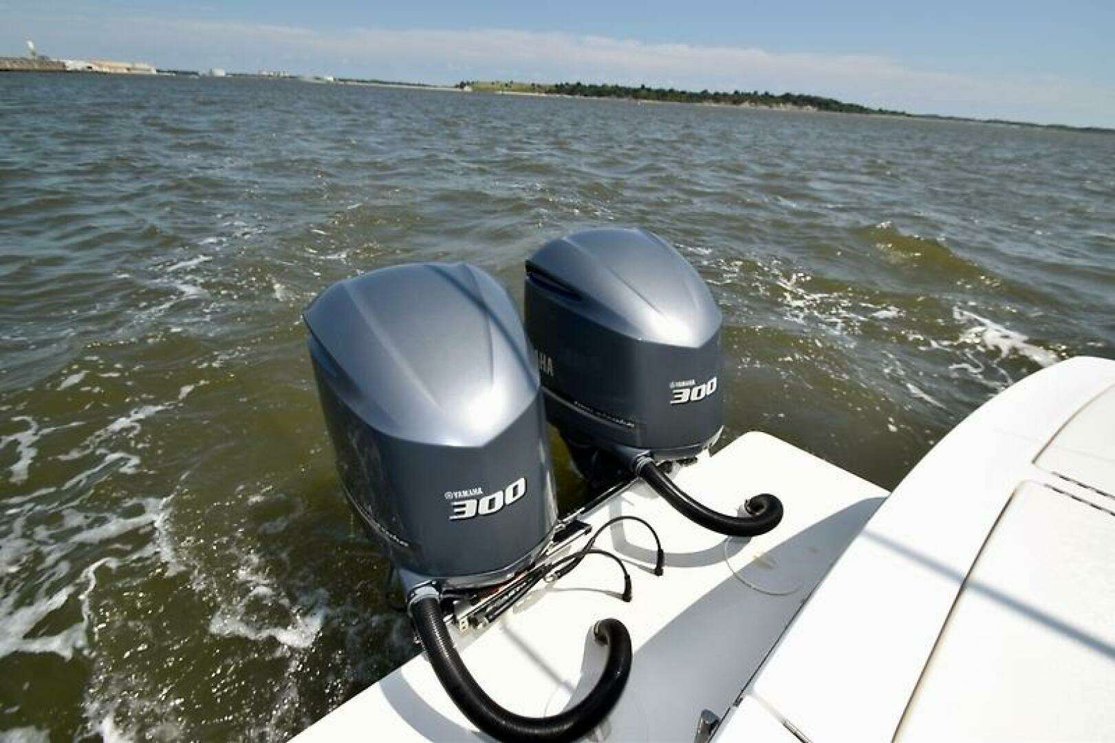 2013 Regulator 28 FS w/SeaKeeper Ride - Image 13