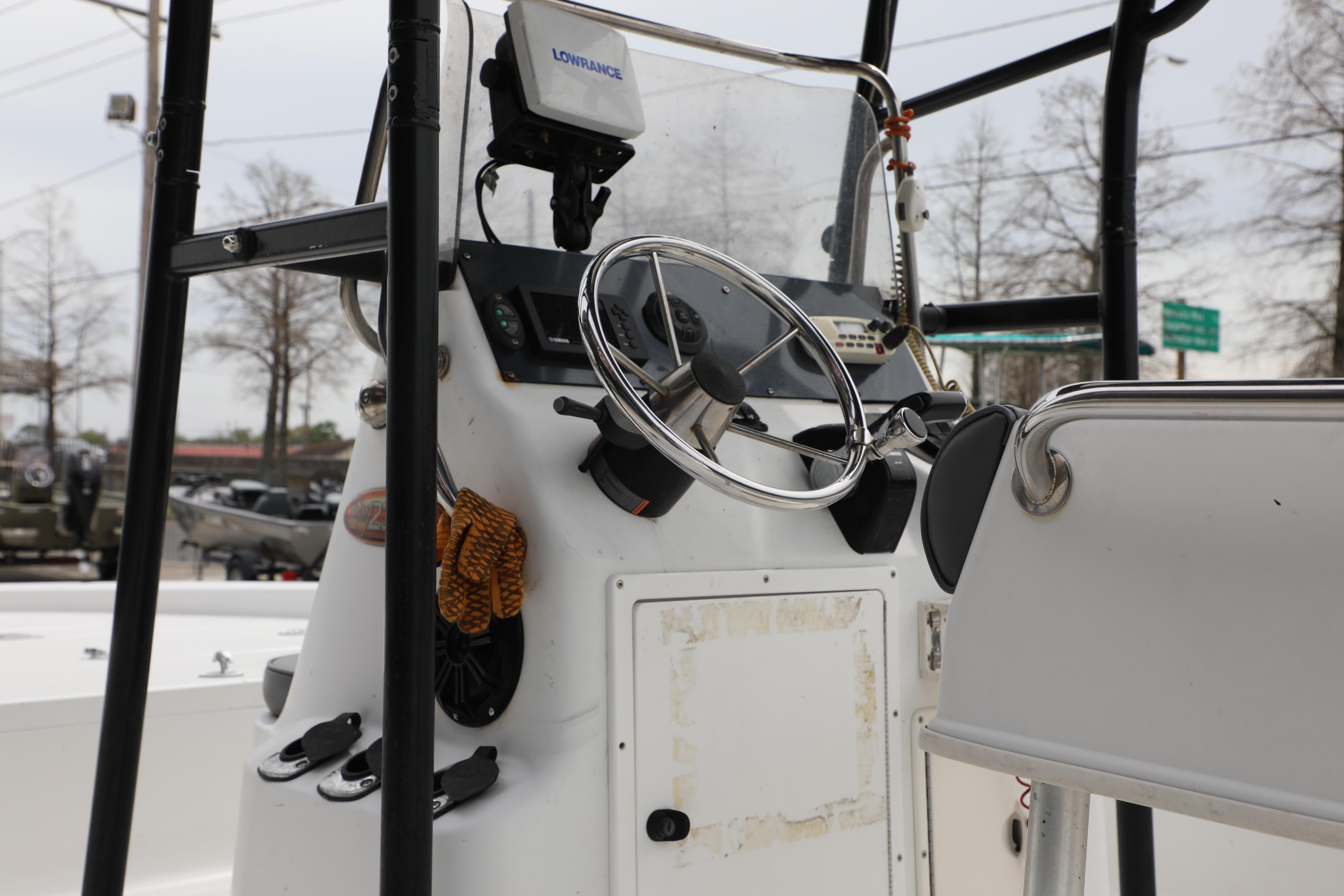 2002 Ranger 2300 Bay Ranger boat console with steering wheel and Lowrance device.