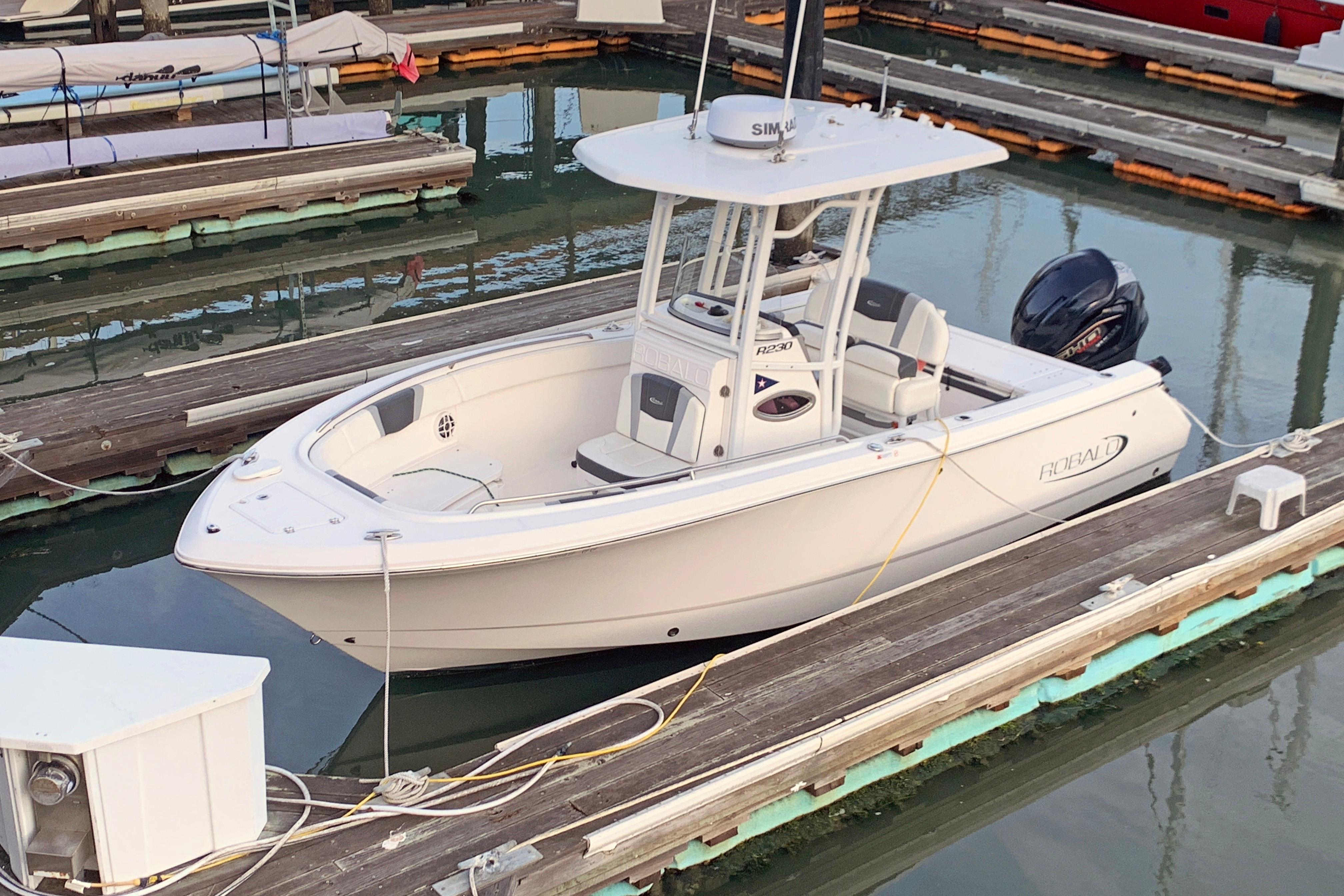 2022 Robalo R230 Center Console