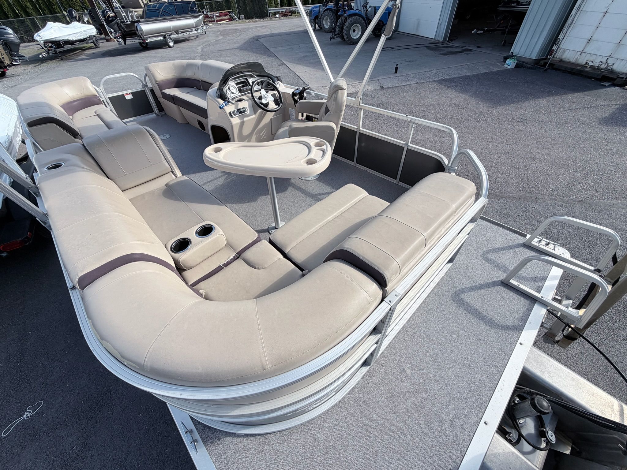 2018 Sun Tracker Party Barge 20 DLX - 12