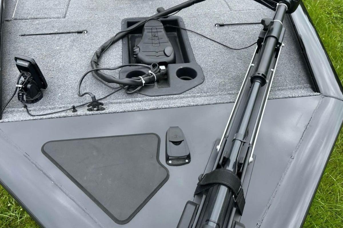 2022 Bass Tracker 195TXW boat deck with fishing equipment and Garmin device.