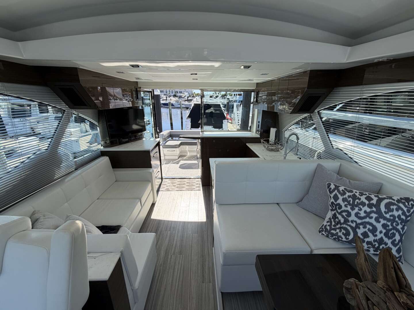 2020 Cruisers Yachts 50 CANTIUS - Image 16