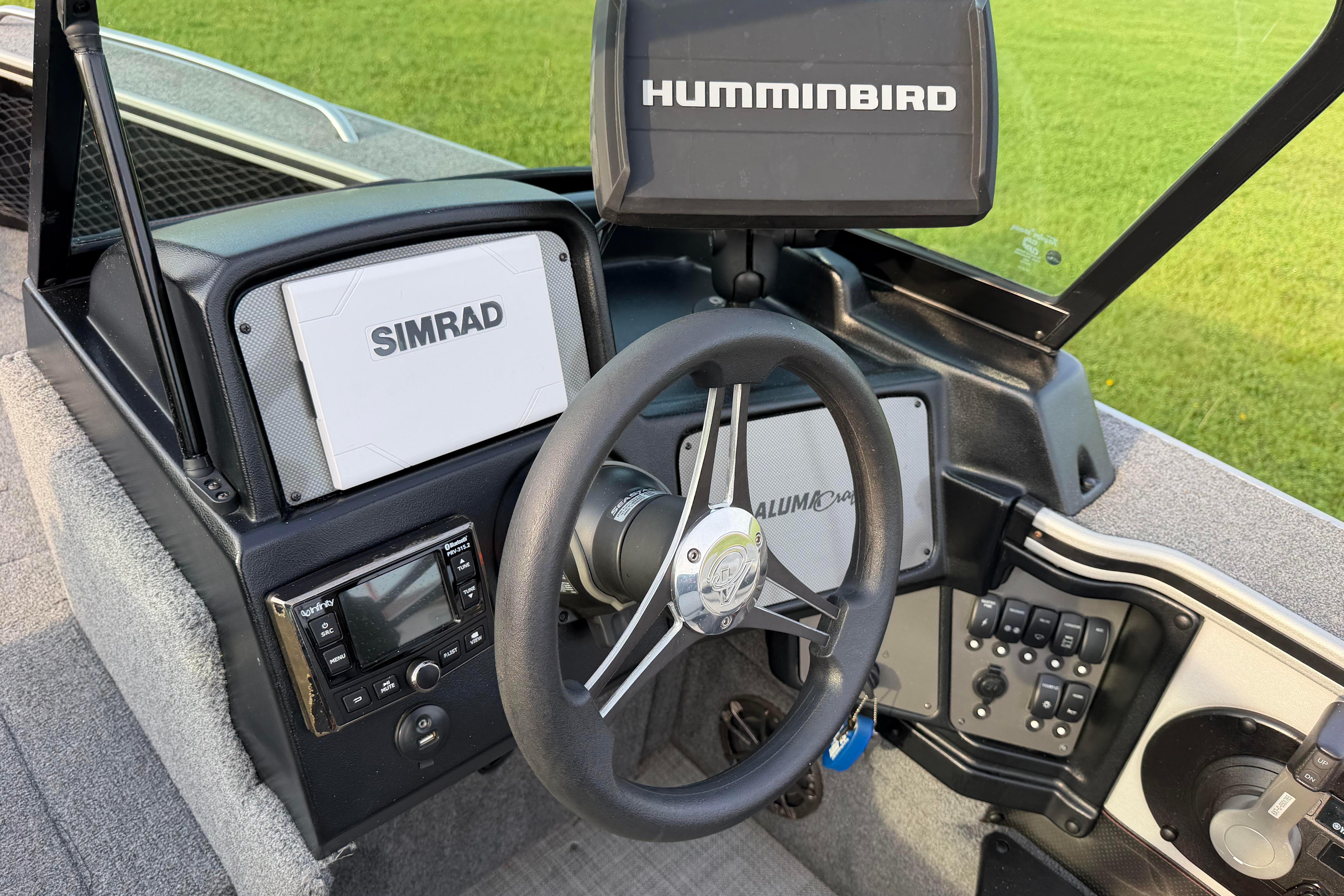 2019 Alumacraft Trophy 205 dashboard with Simrad and Humminbird electronics.