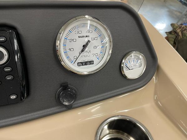 Dashboard of 2025 Bentley Pontoons 200 Fish-N-Cruise with Suzuki RPM gauge.