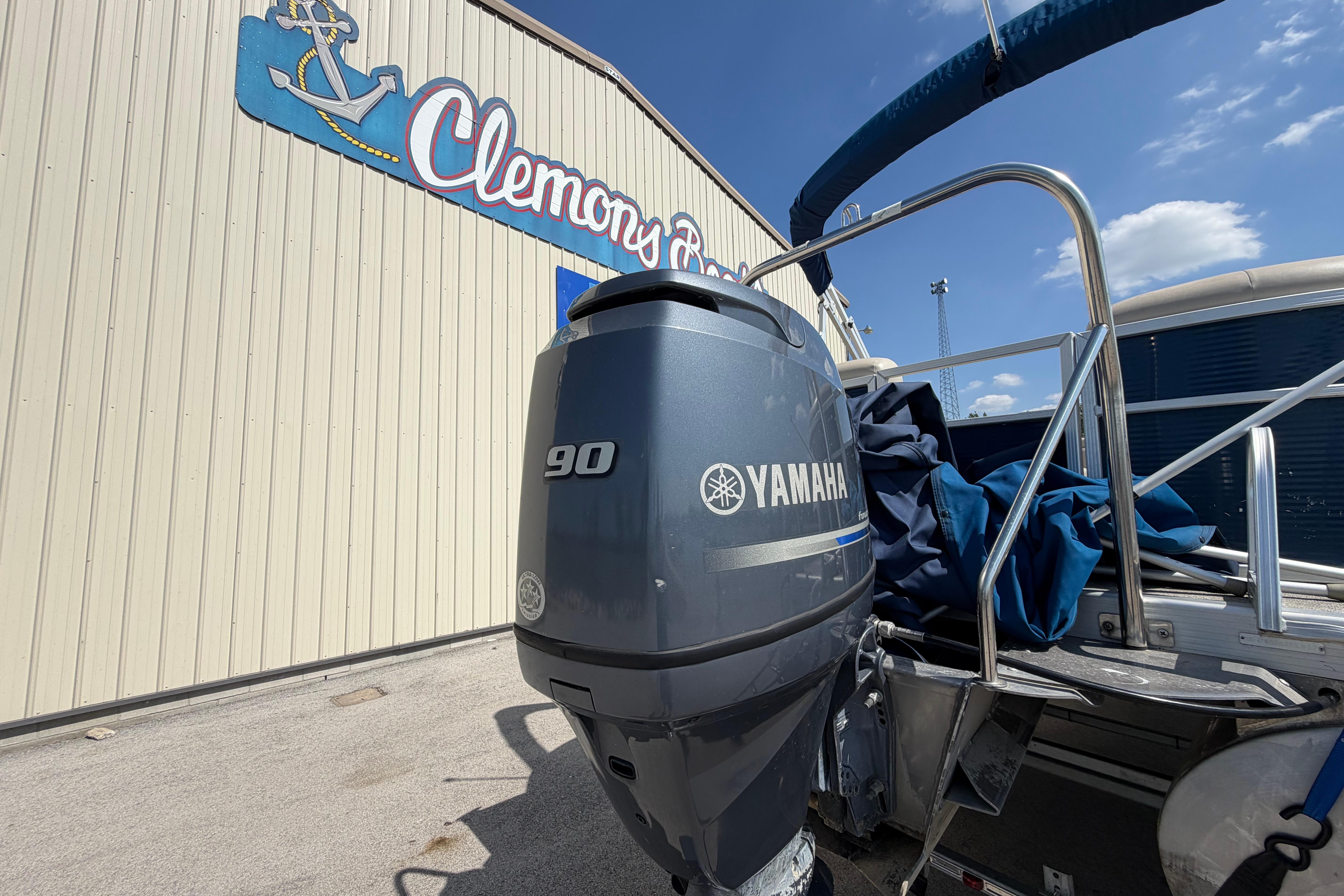 2017 Bennington 25 SSXAPG with Yamaha 90 engine at Clemons Boats dealership.