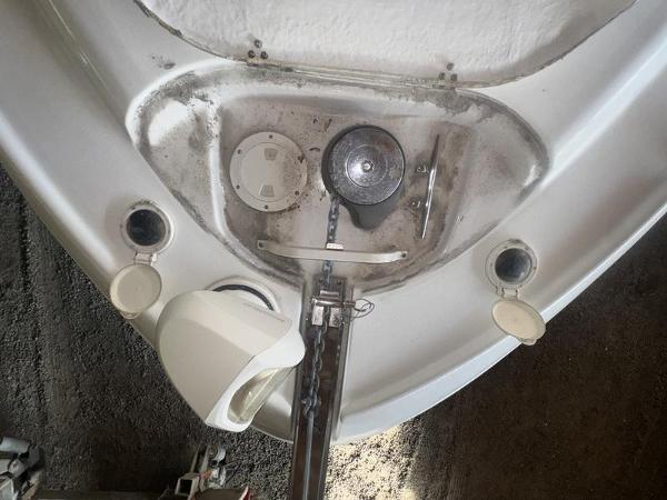 2005 Four Winns 298 Vista boat anchor and deck details.