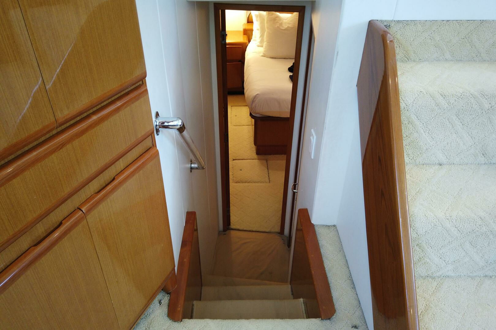 1999 Viking Motoryacht - Image 29