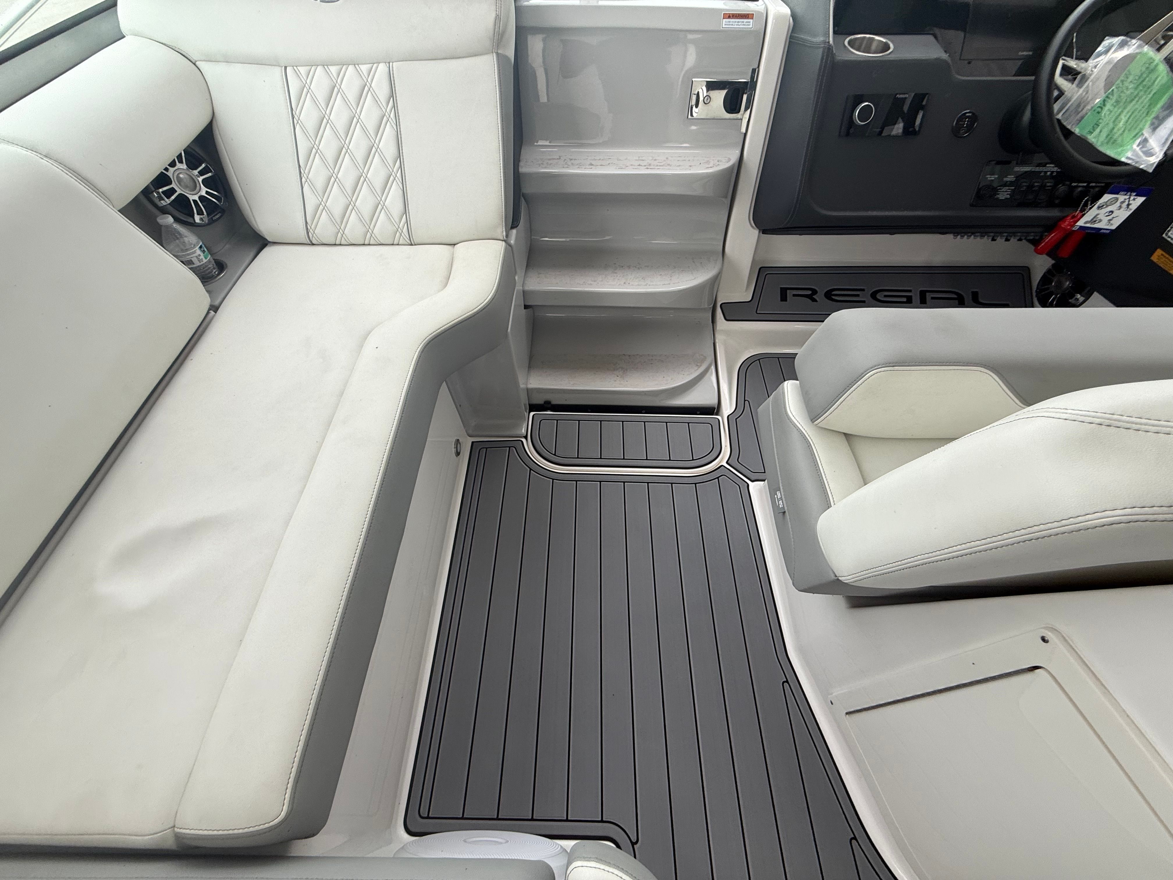 2023 REGAL 33 EXPRESS - Image 51