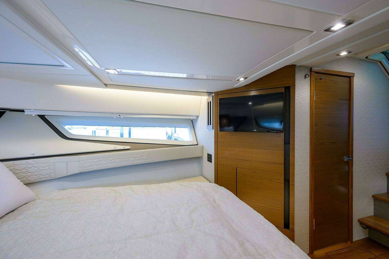 2022 Tiara Yachts 43 LE - Image 21