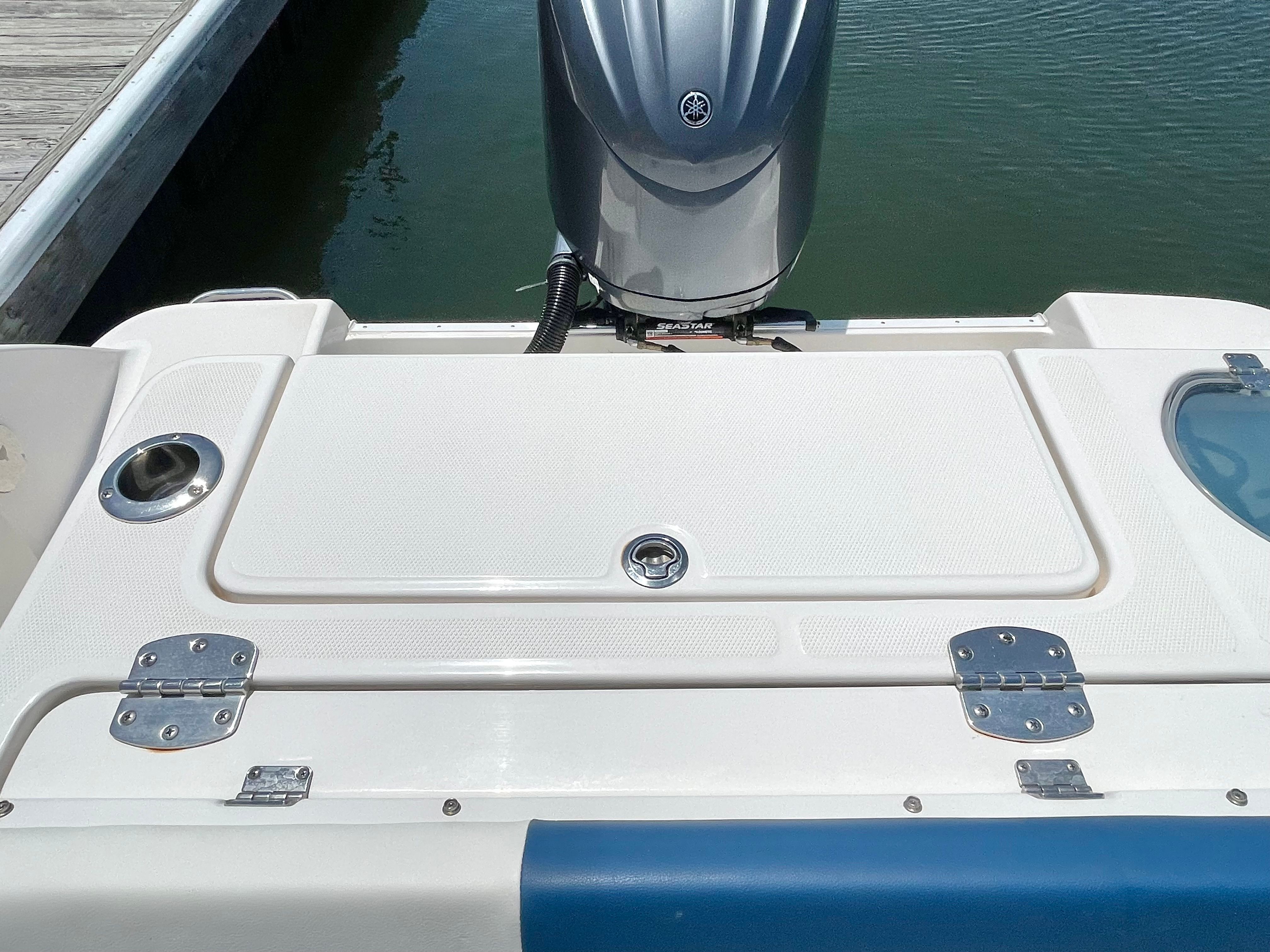 2022 Robalo R242 - 33
