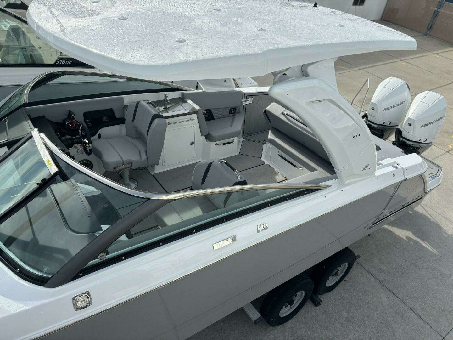 2026 Four Winns H9 - Image 2