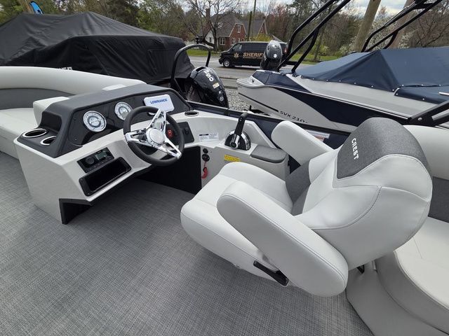2026 Crest Conquest SE 220 Cruise Tri-Toon W/150Hp And Traile - 19