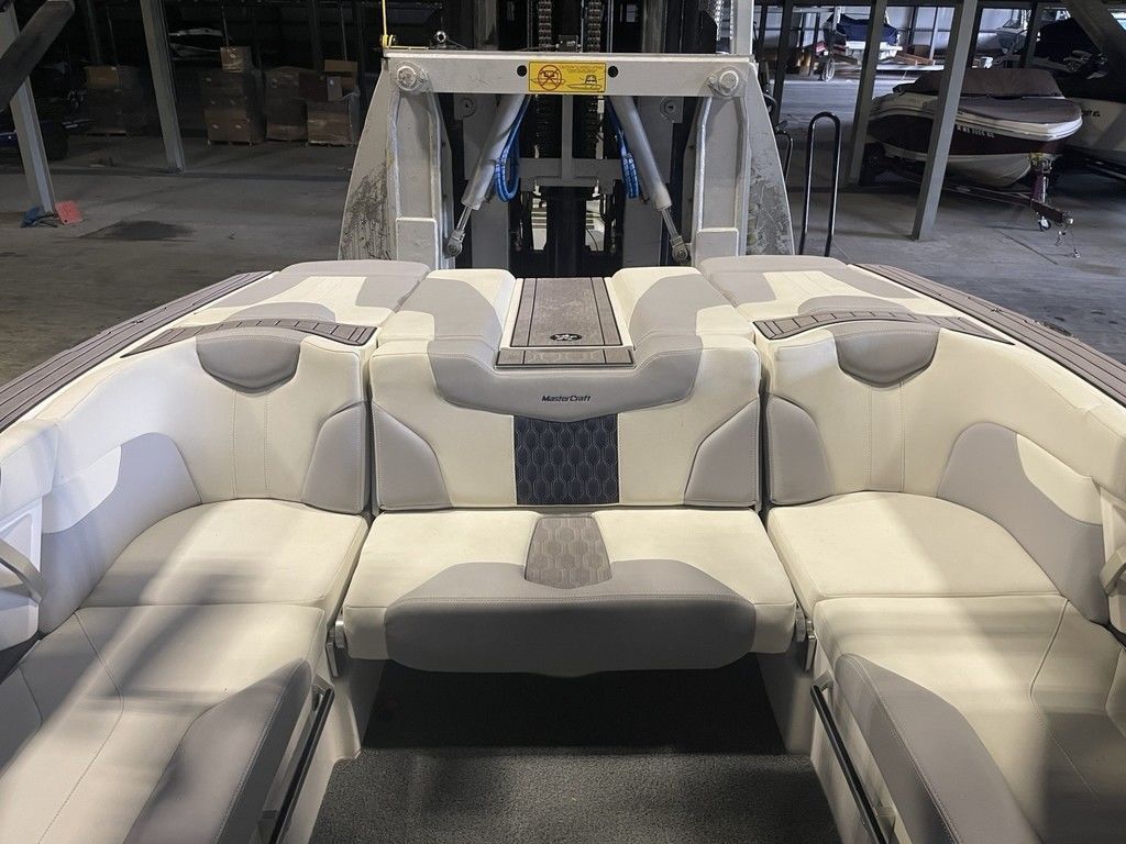 2023 MasterCraft XT22 - 10