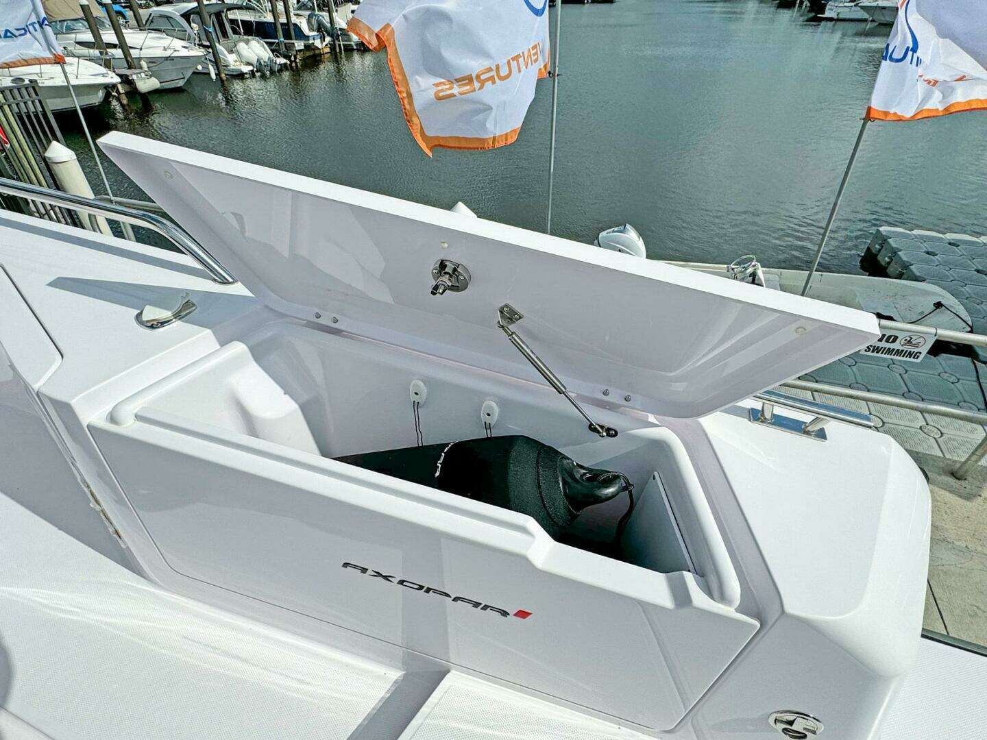 2024 Axopar 37XC CROSS CABIN - Image 22