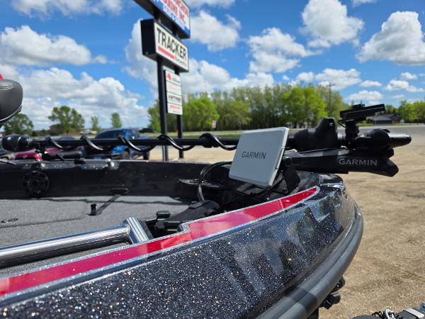 2025 Nitro ZV-20 SPORT boat with Garmin equipment, parked outdoors under a blue sky.