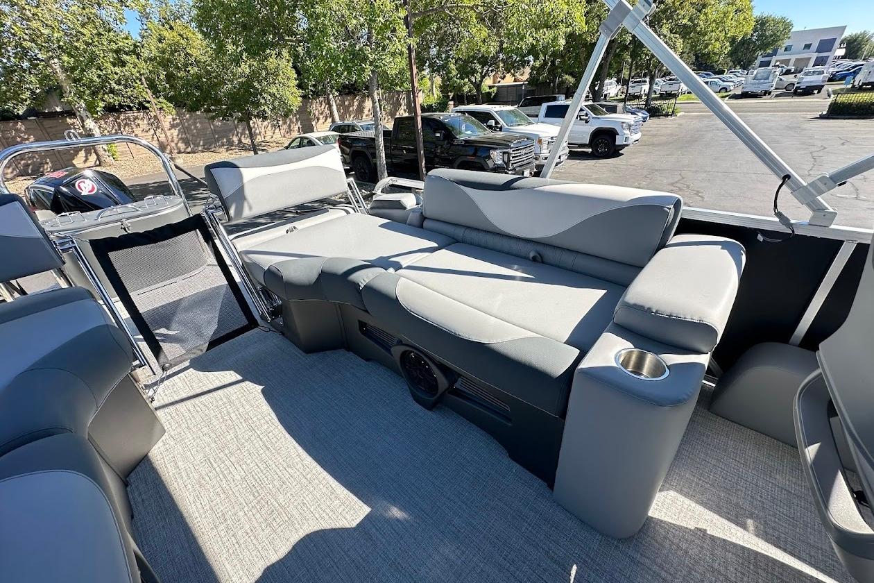 2026 Tahoe Pontoon LTZ Quad Lounger Shift 23 with luxurious seating and modern design.