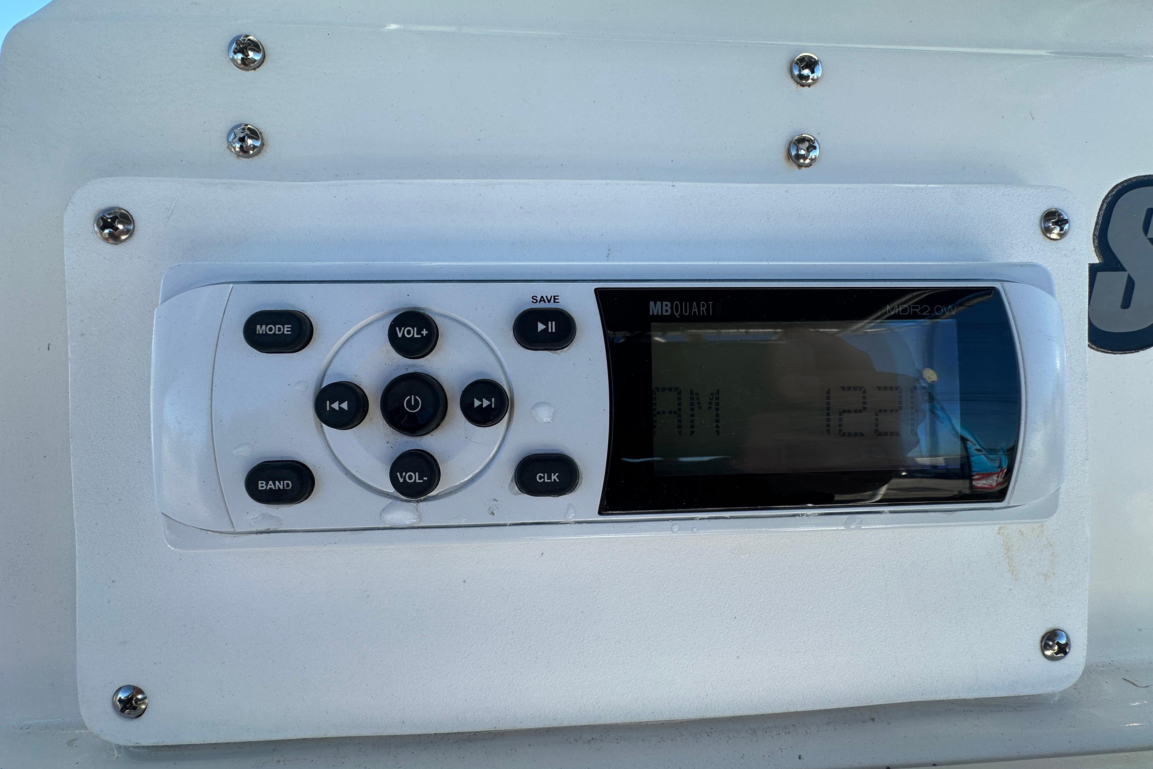 1999 Robalo 2420 Center Console boat stereo system with control panel and display.