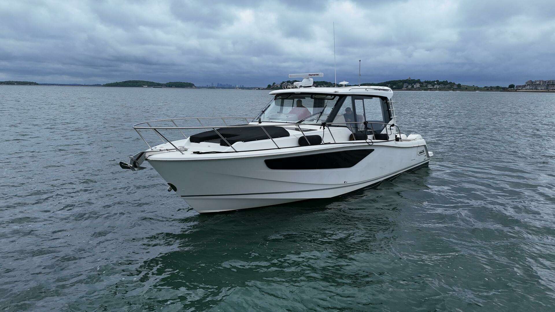 2021 Boston Whaler 405 Conquest - Image 9
