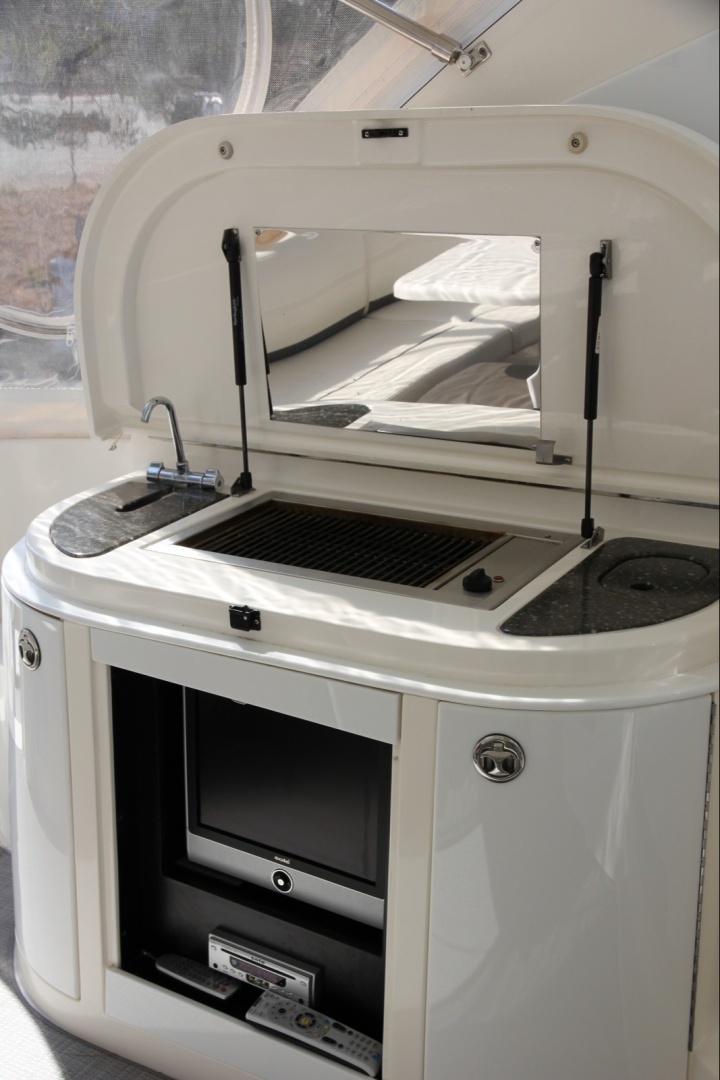 2007 Cruisers Yachts 520 EXPRESS - Image 4