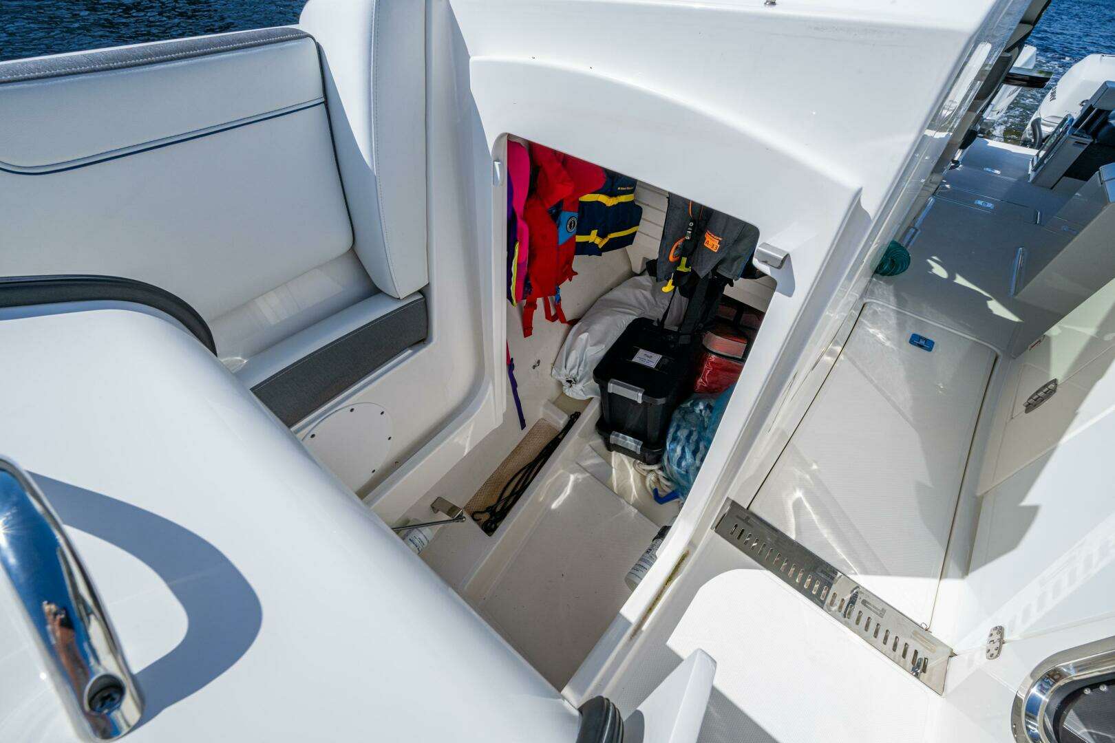 2021 Tiara Yachts 34 LX - Image 7