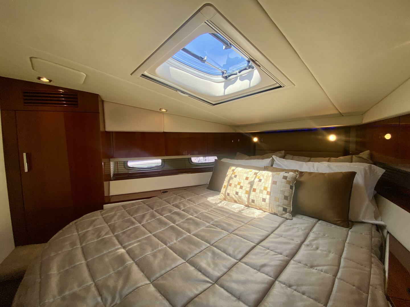 2010 Sea Ray 450 Sundancer - Image 61