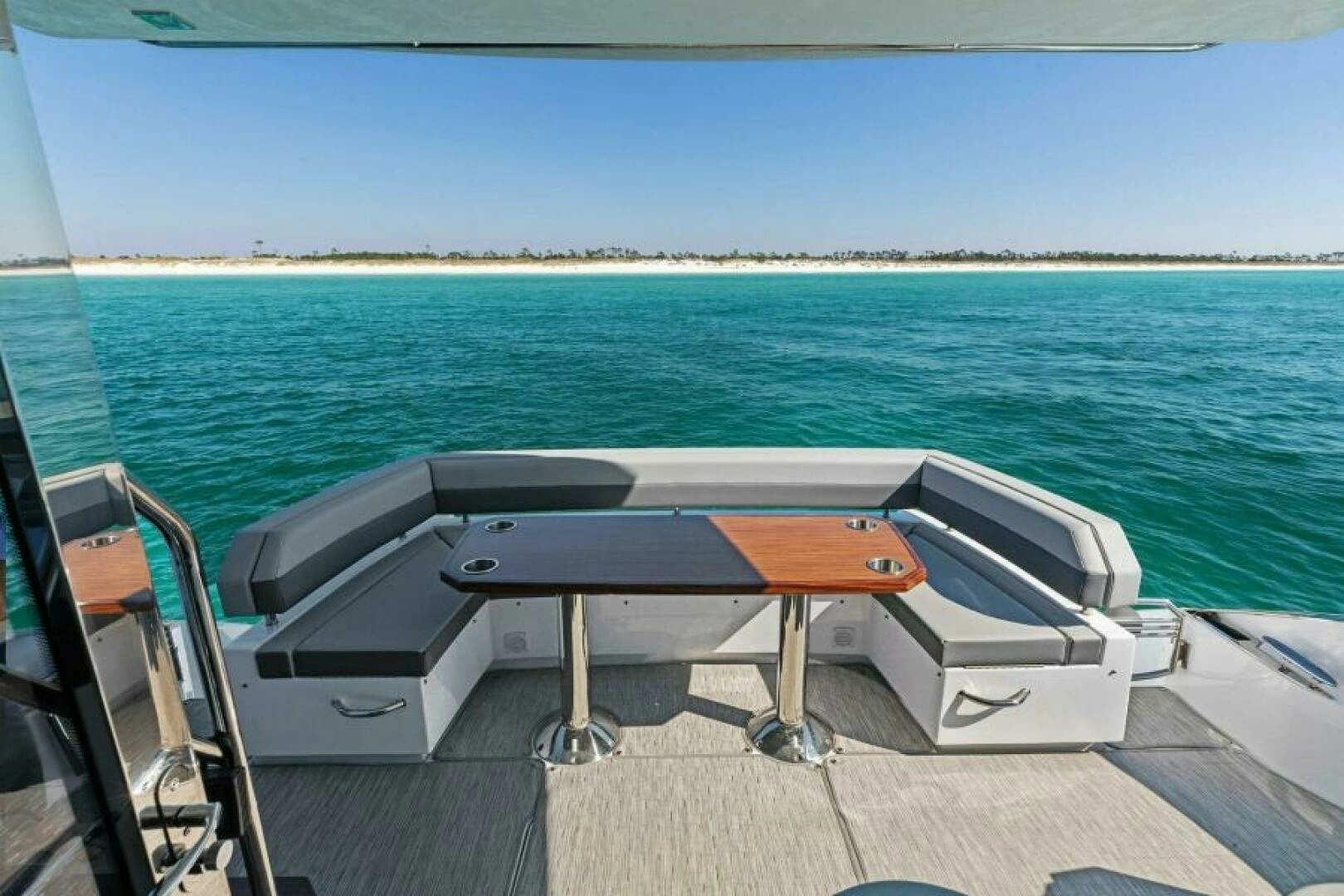 2023 Cruisers Yachts 60 Cantius Fly - Image 43