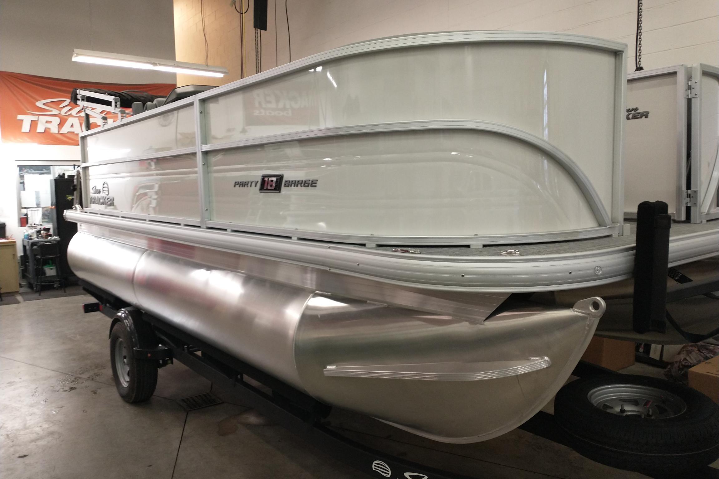 2026 Sun Tracker Party Barge 18 DLX