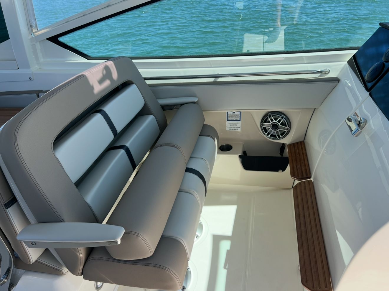 2026 Boston Whaler 330 Vantage - 12