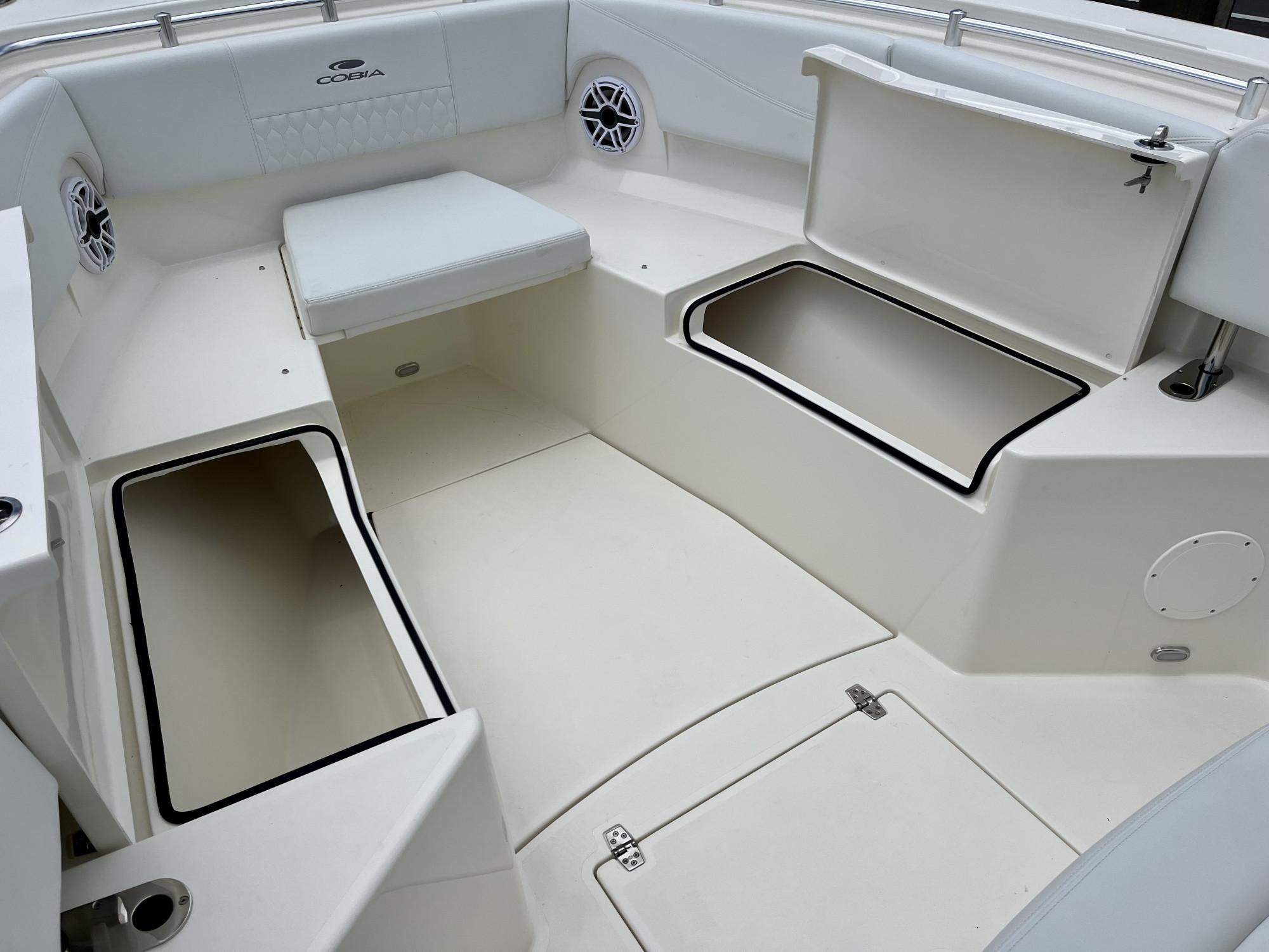 2025 Cobia 320 Center Console - 18