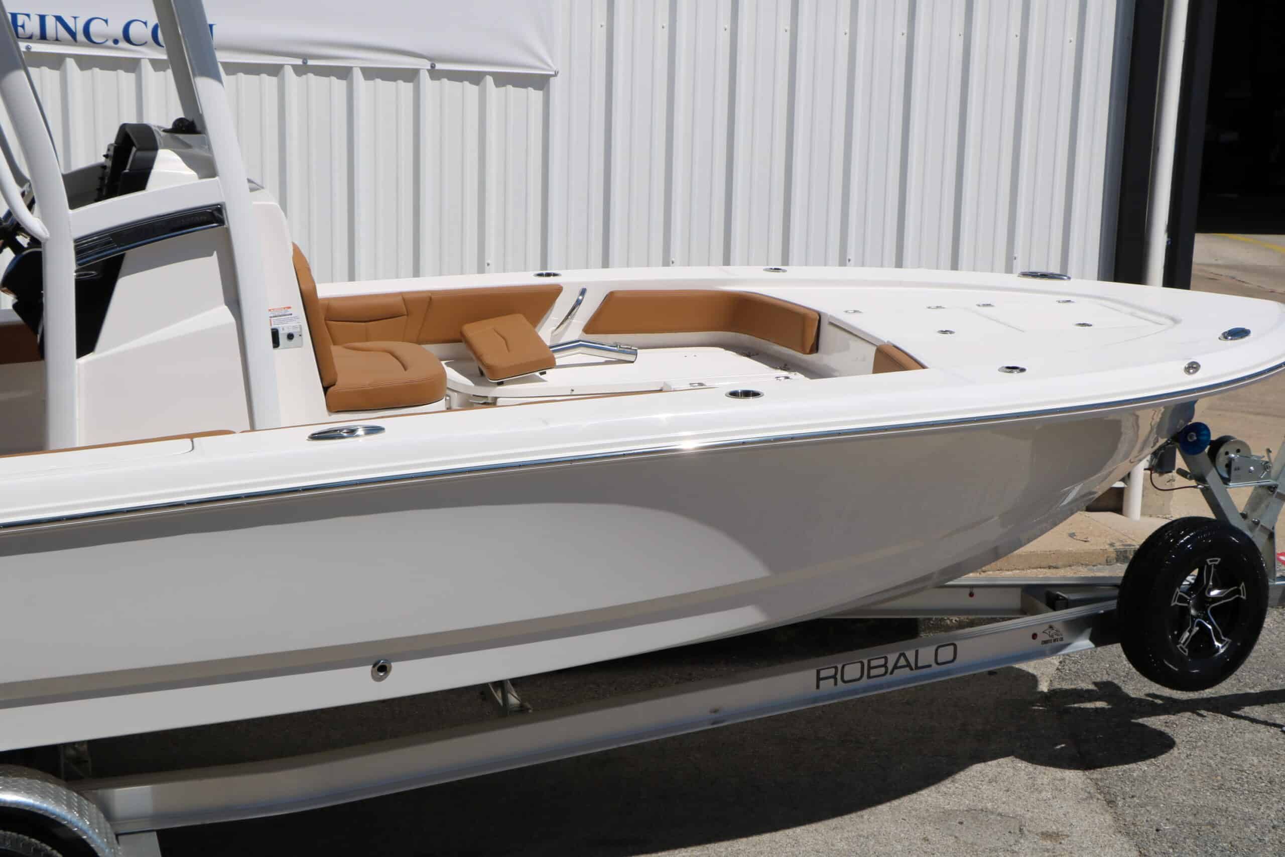 2026 Robalo 246 Cayman - 15