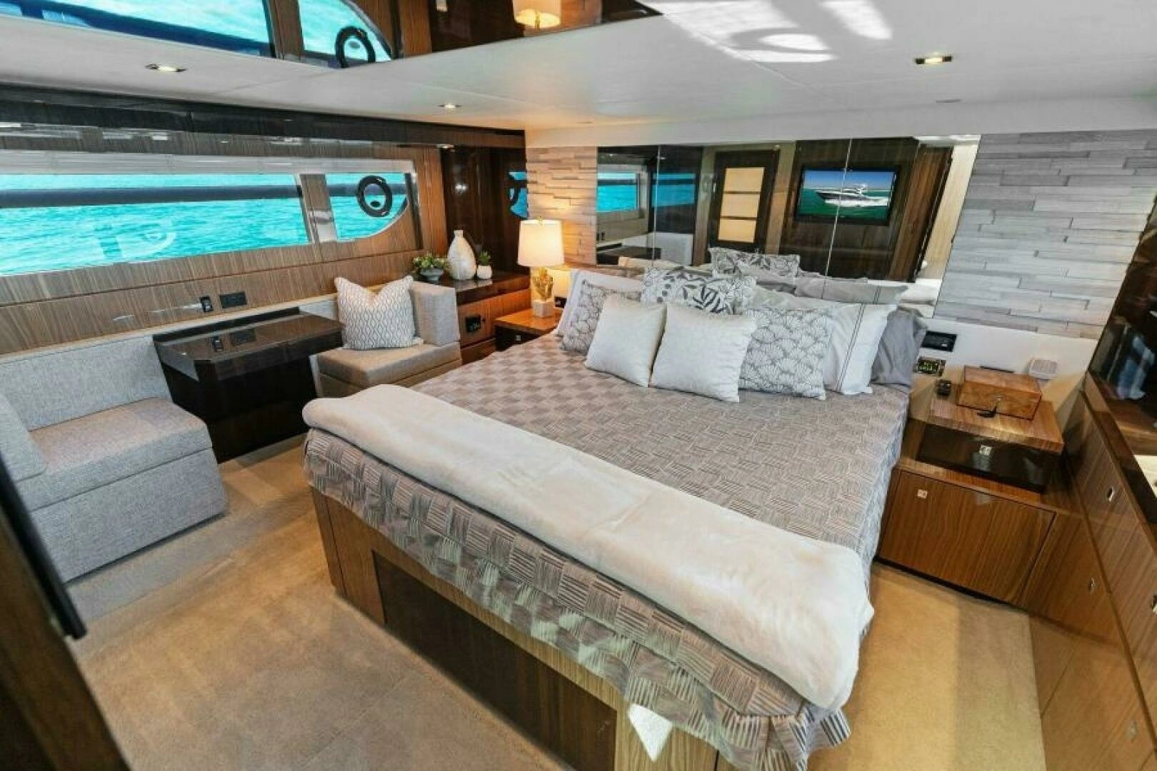 2023 Cruisers Yachts 60 Cantius Fly - Image 18