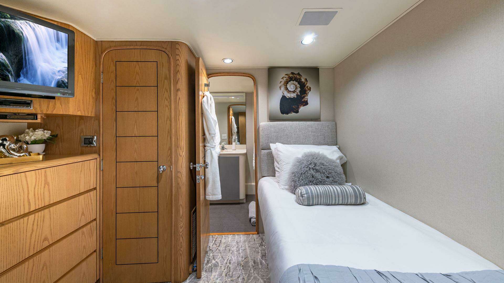 1997 Broward Raised Pilothouse - Image 39