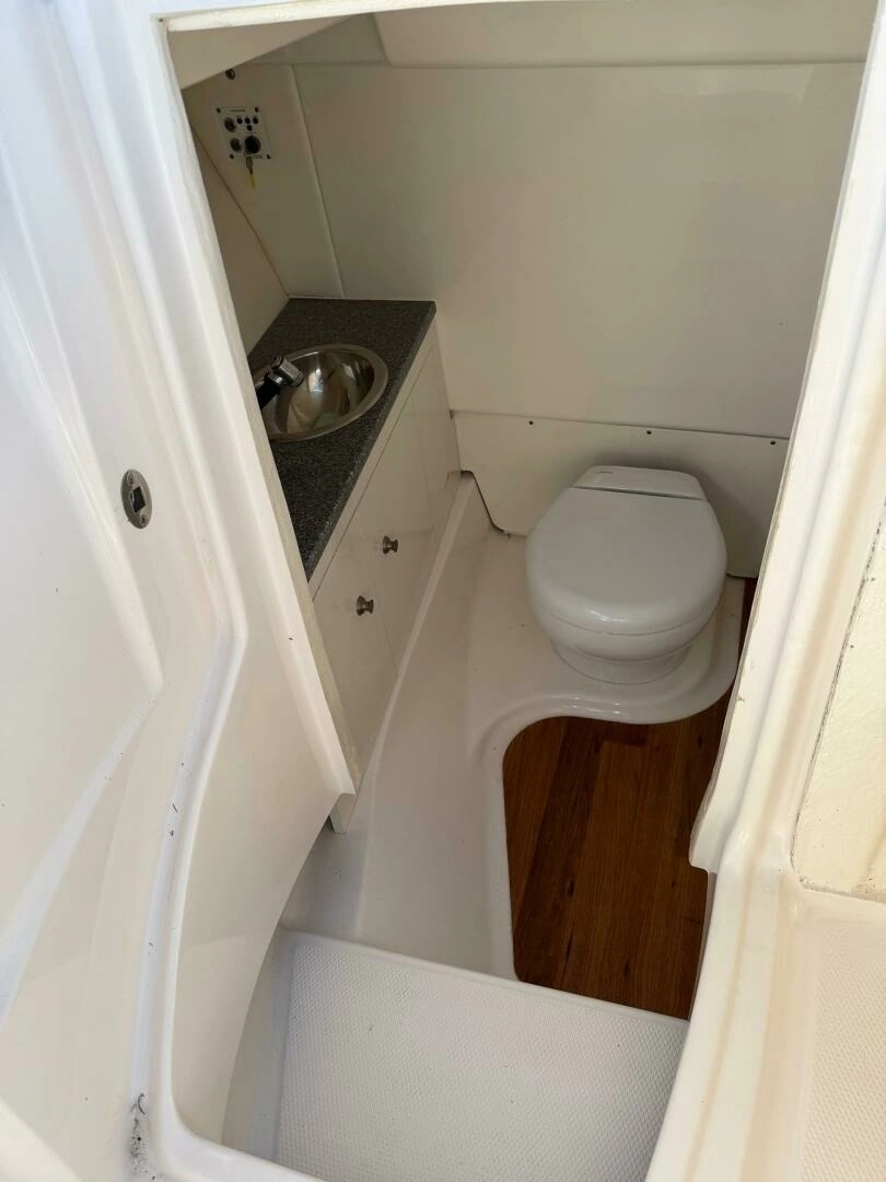 2021 Robalo R317 - Image 9