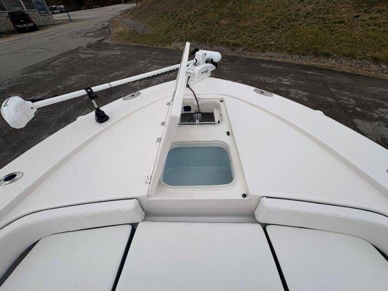 2026 Robalo 246 Cayman - 129