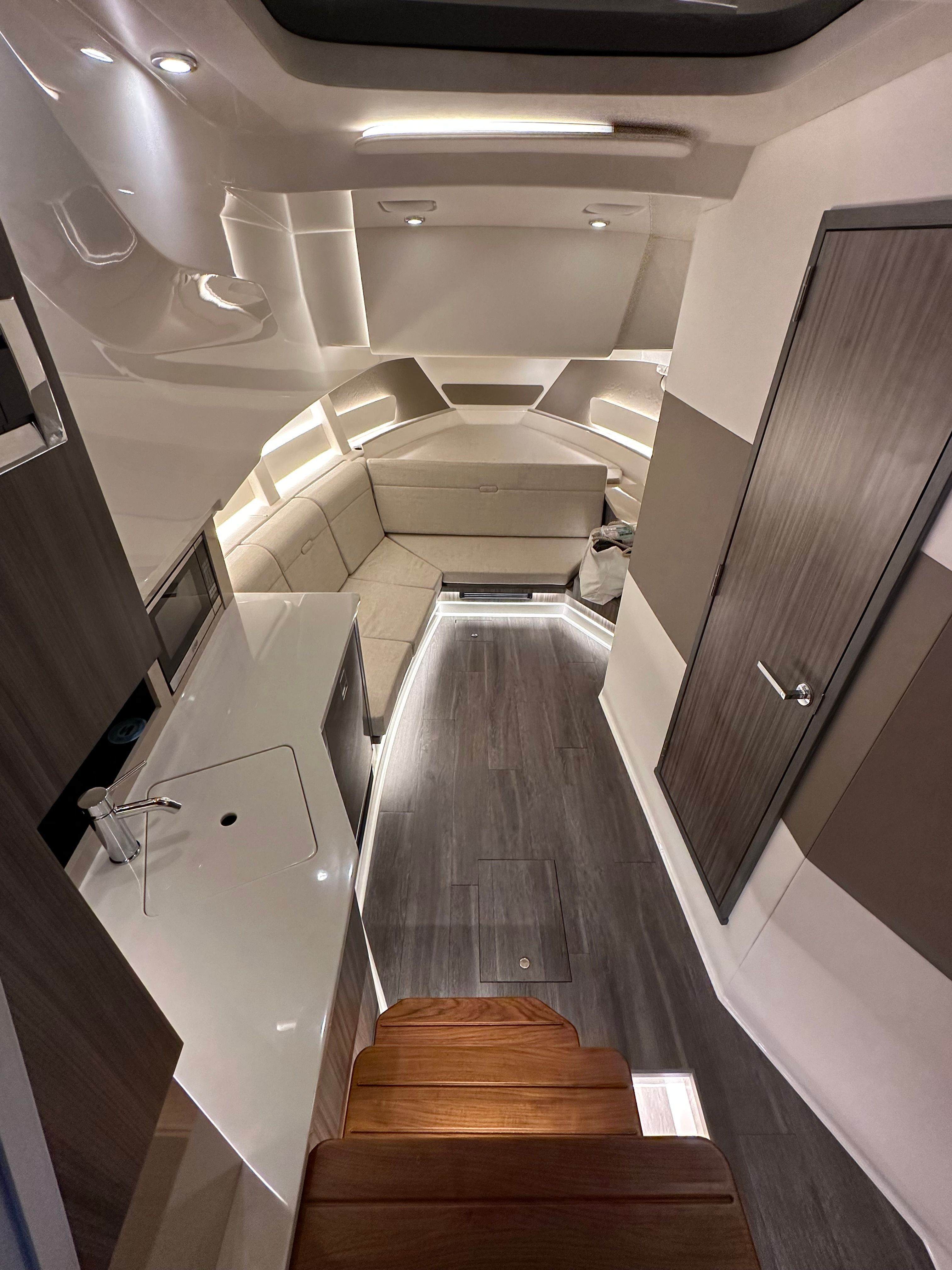 2023 Sea Ray Sundancer 370 Outboard - 6