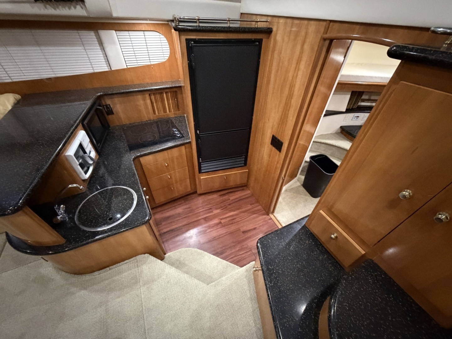 2001 Carver 444 Motor Yacht - Image 14