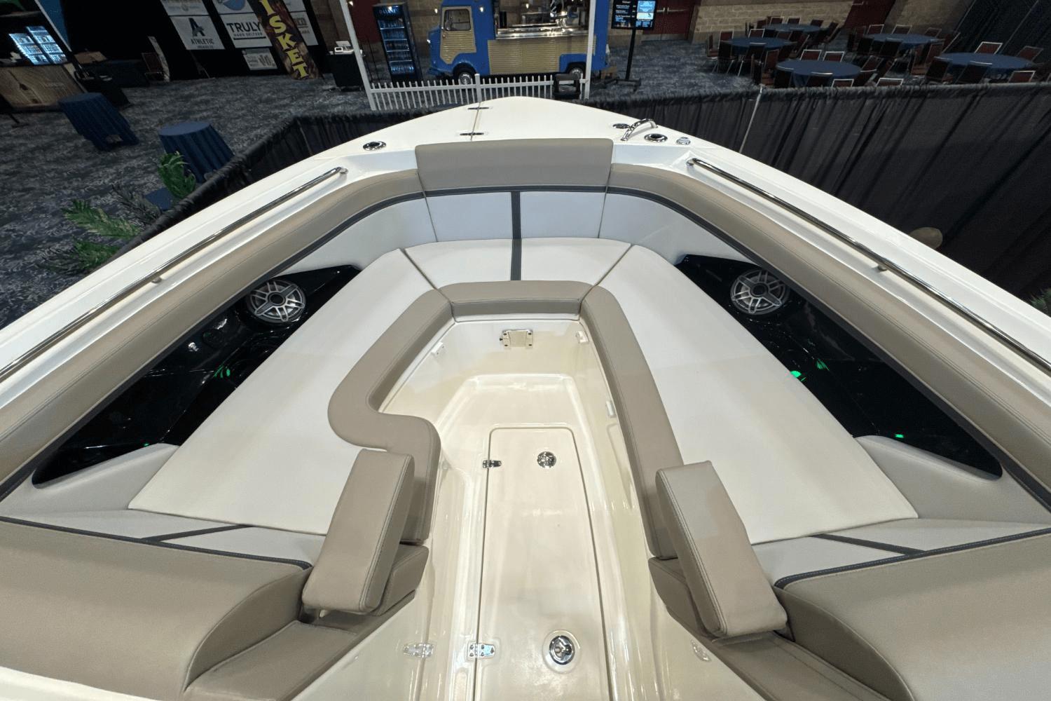 2025 Boston Whaler 330 Vantage - 36