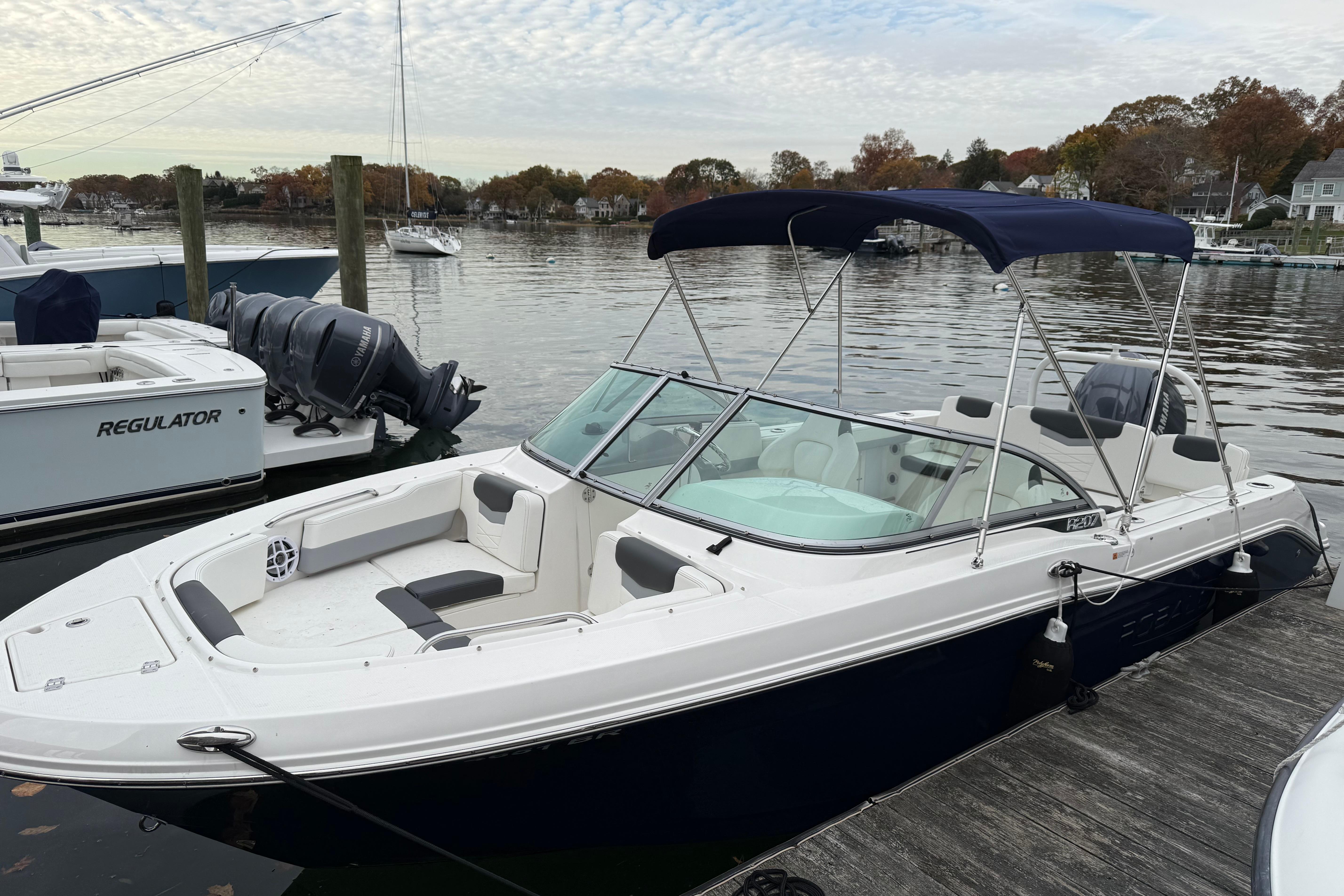 2025 Robalo R207 Dual Console