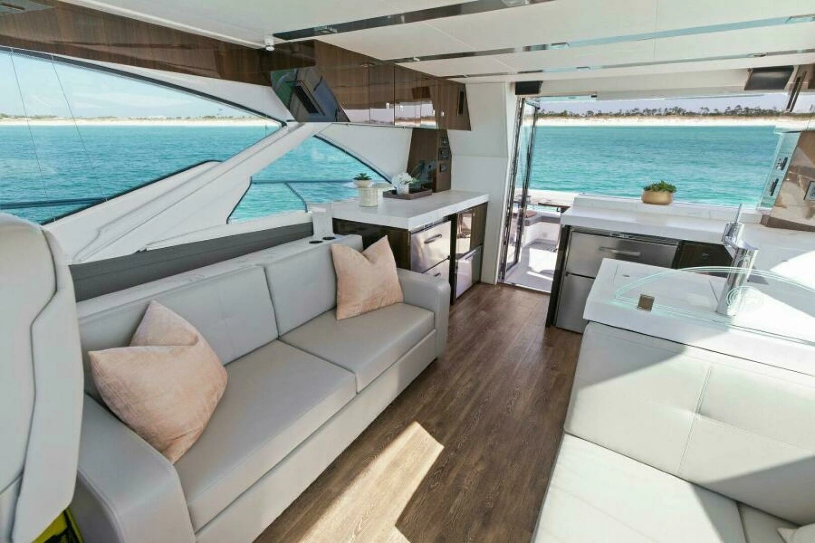 2023 Cruisers Yachts 60 Cantius Fly - Image 7