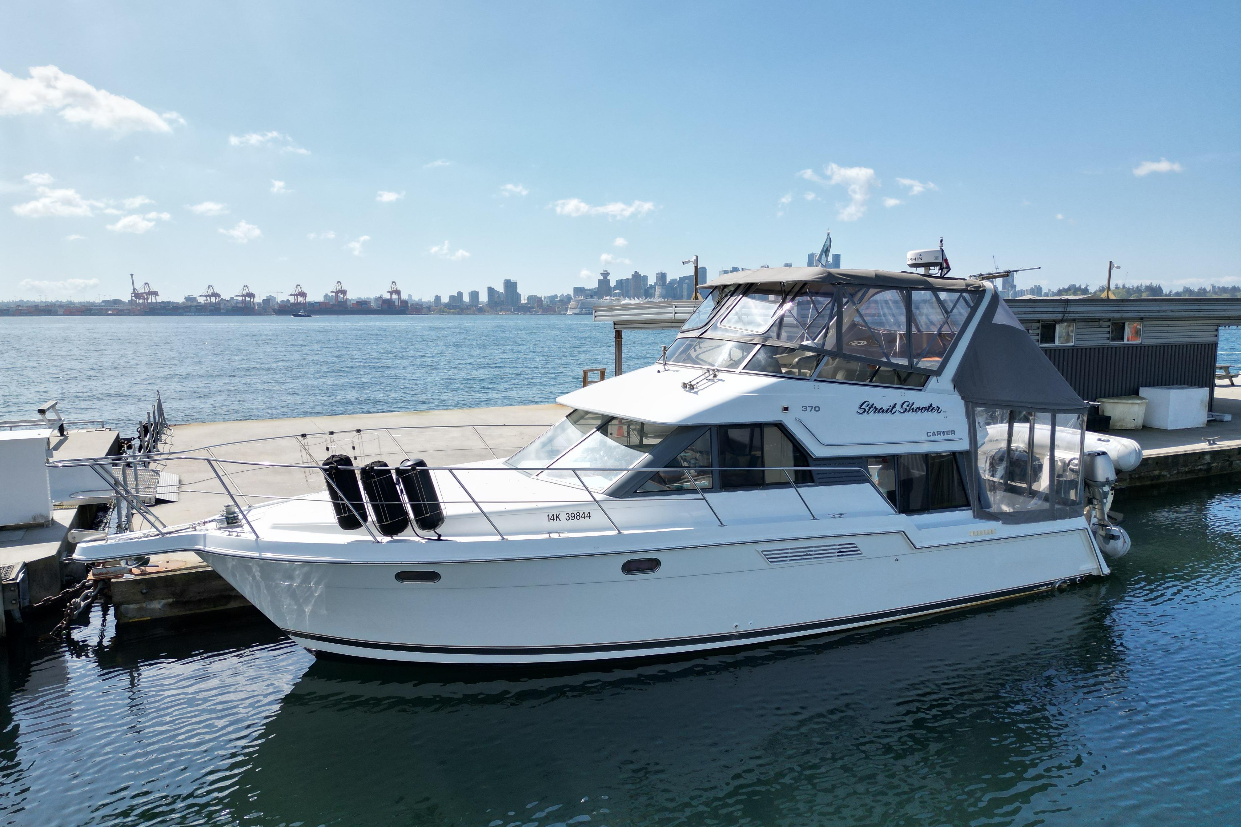 1996 Carver 370 Voyager