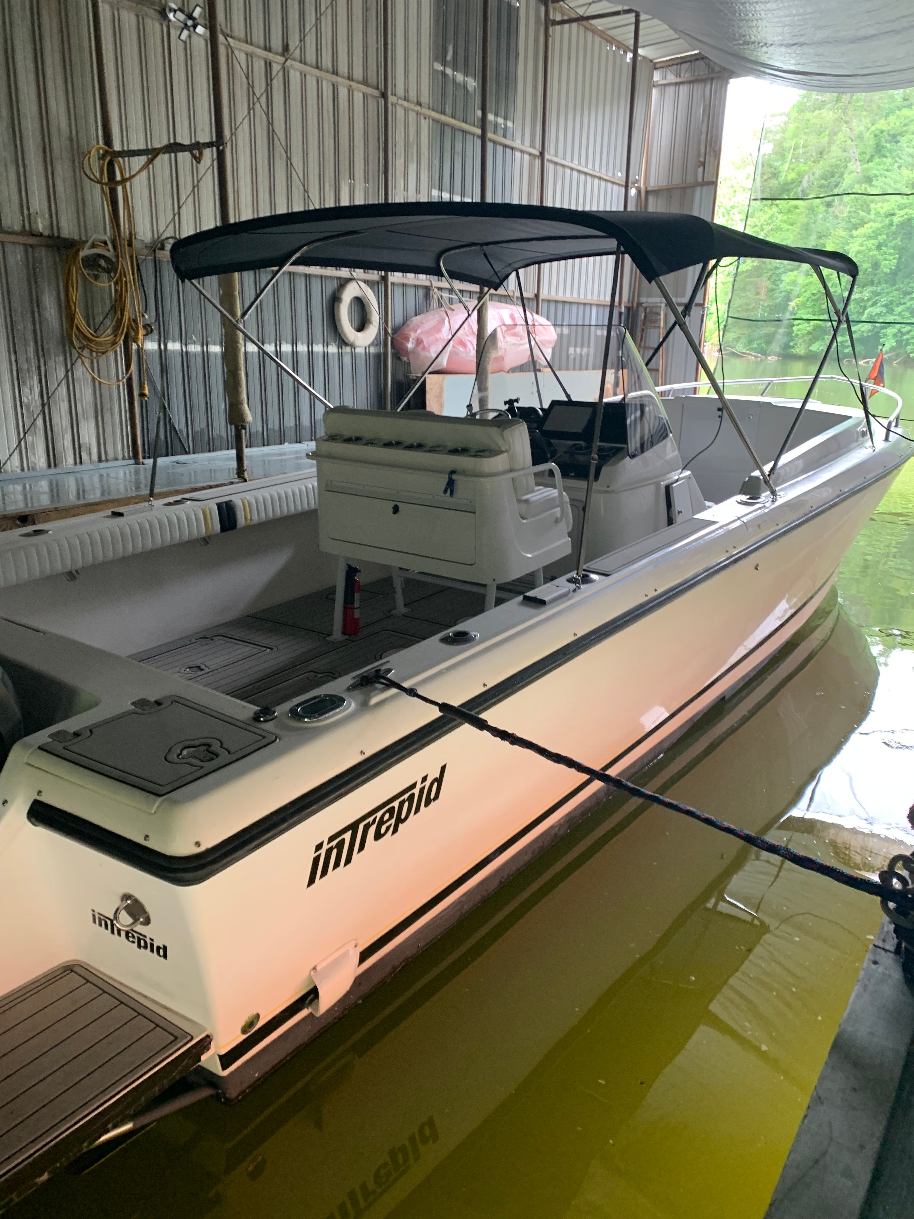 2002 Intrepid 322 Cuddy Center Console