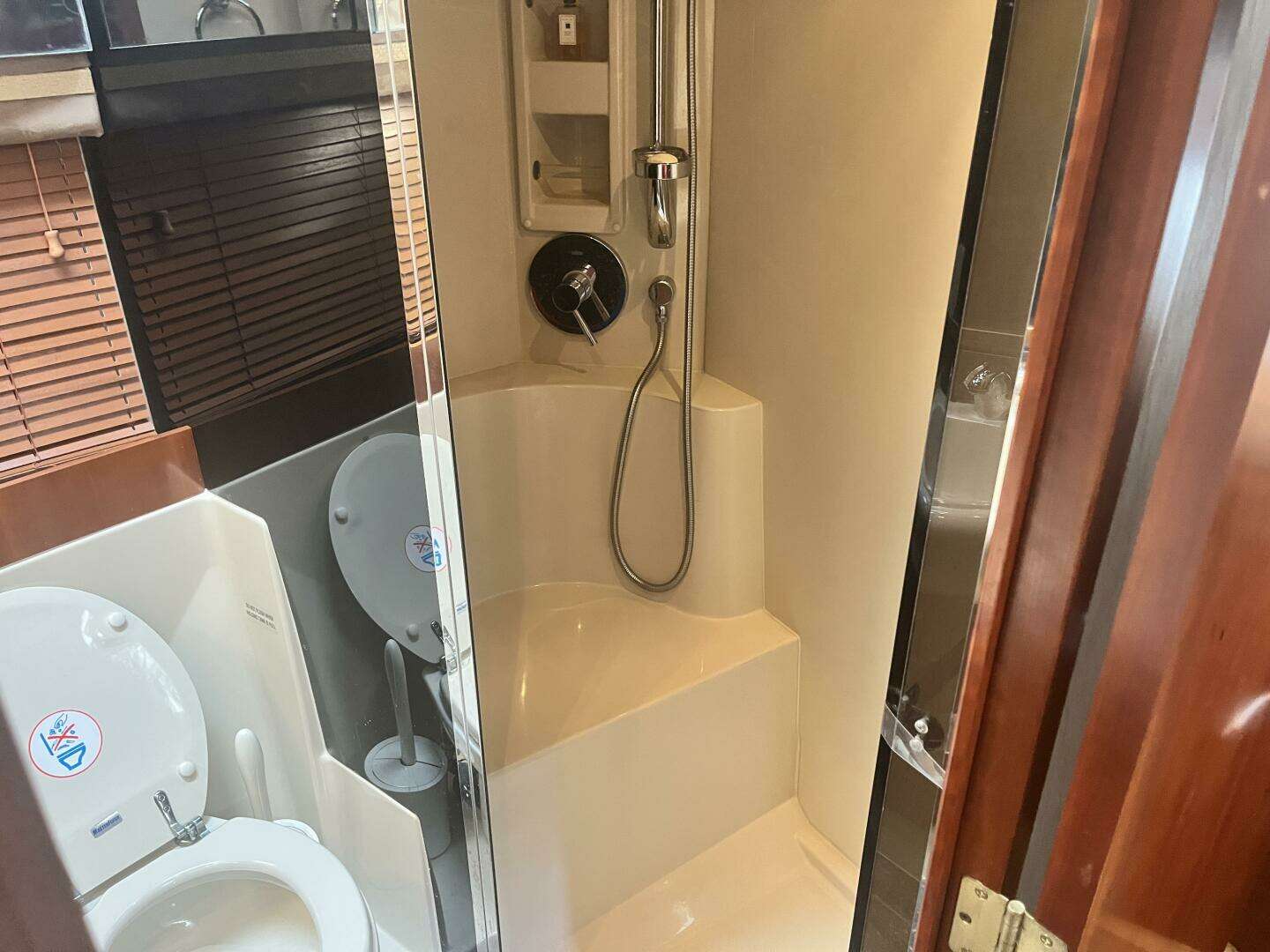 2008 Cruisers Yachts 390 Sport Coupe - Image 38