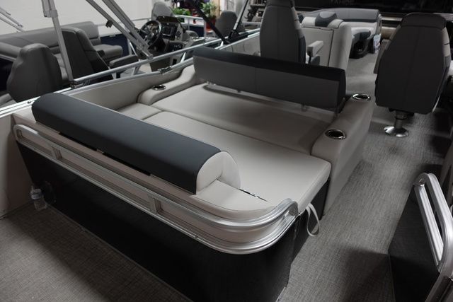 2025 Tahoe LTZ Versatile Rear Bench 23 FT - 10