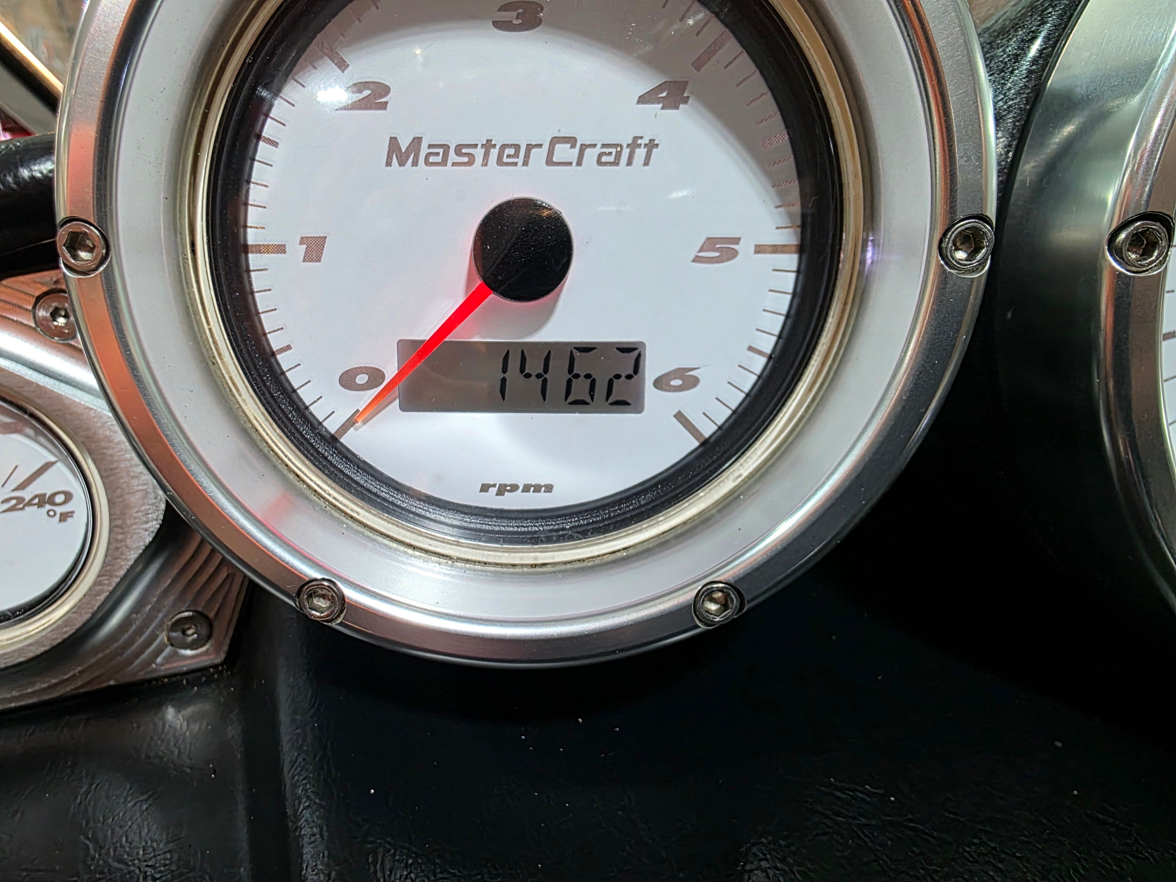 2007 MasterCraft X-15 boat tachometer displaying 1462 RPM.