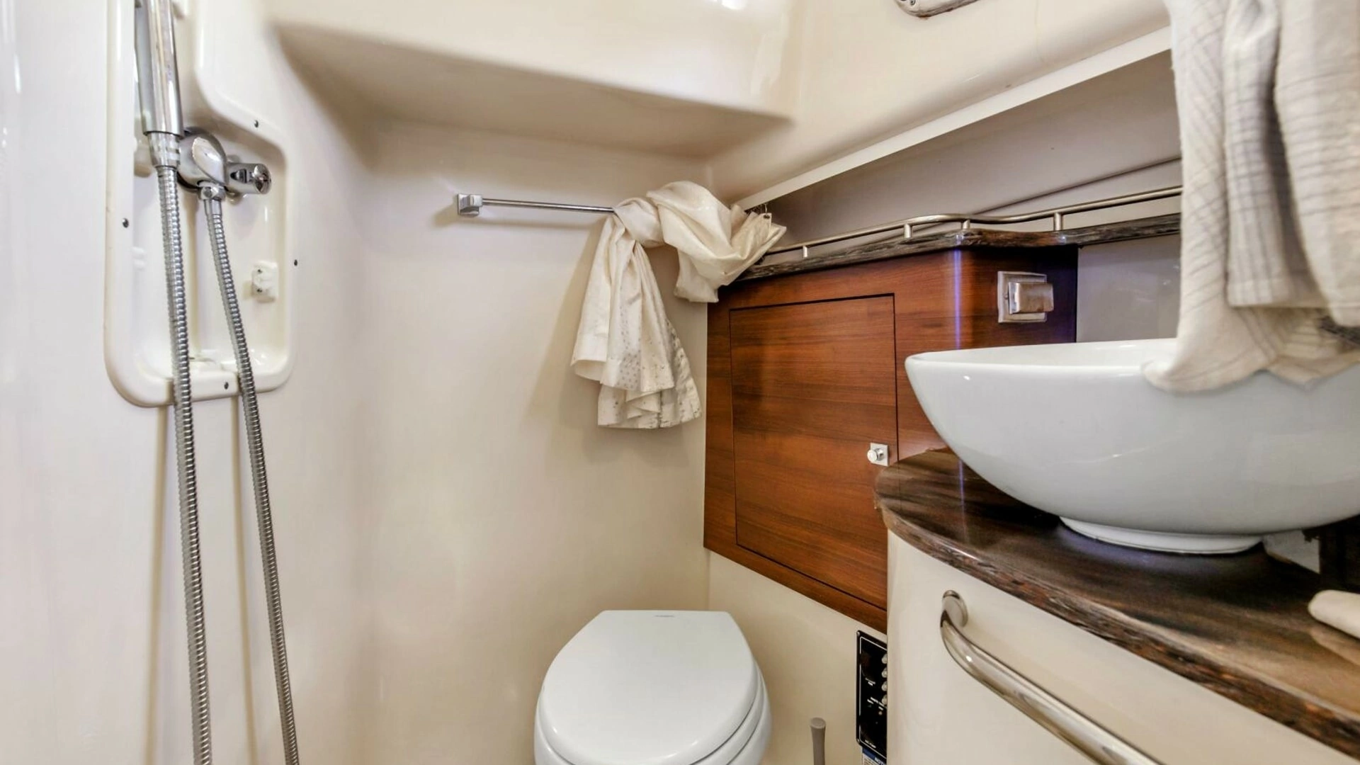2019 Boston Whaler 345 CONQUEST - Image 14