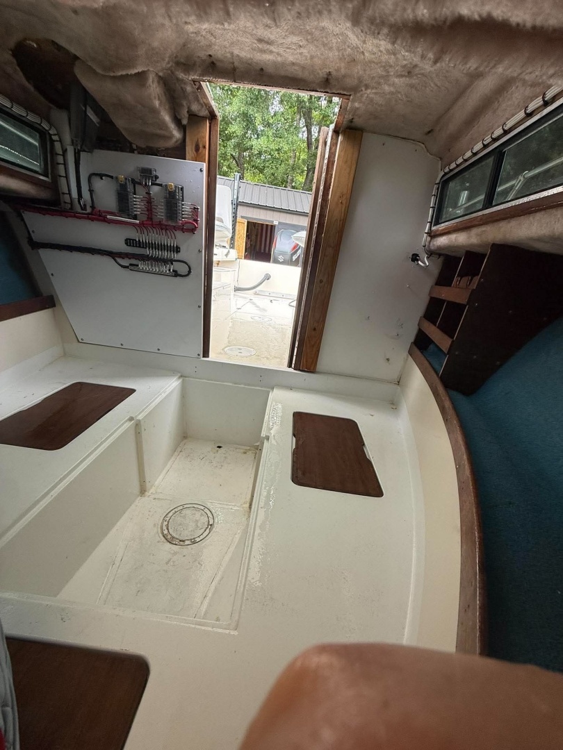 1981 Grady-White 220 Bimini - Image 11