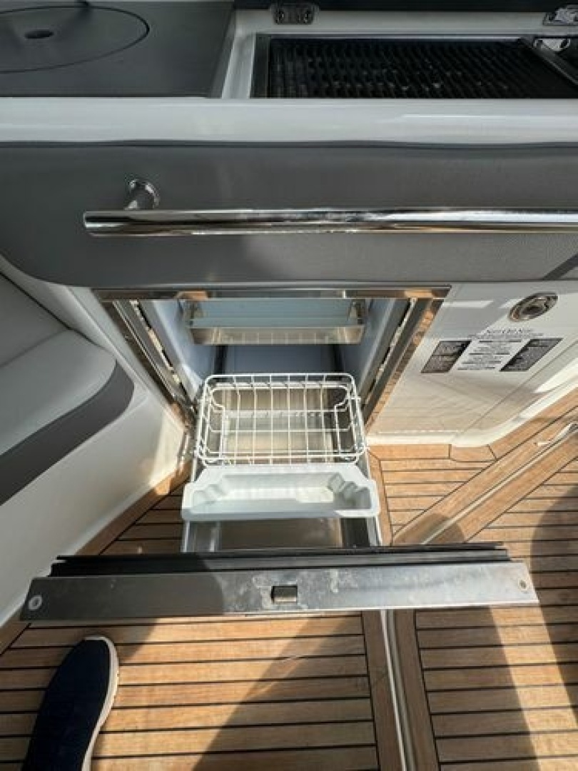 2021 Sea Ray Sundancer 320 Outboard - Image 10