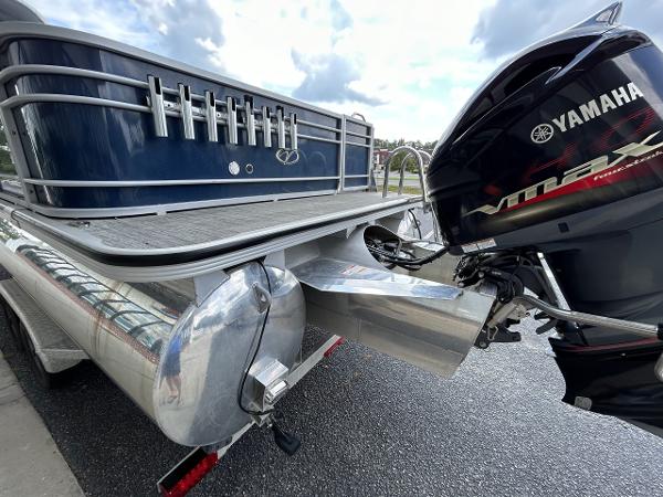Veranda VP22VLC 2020 pontoon boat with Yamaha motor, side view.