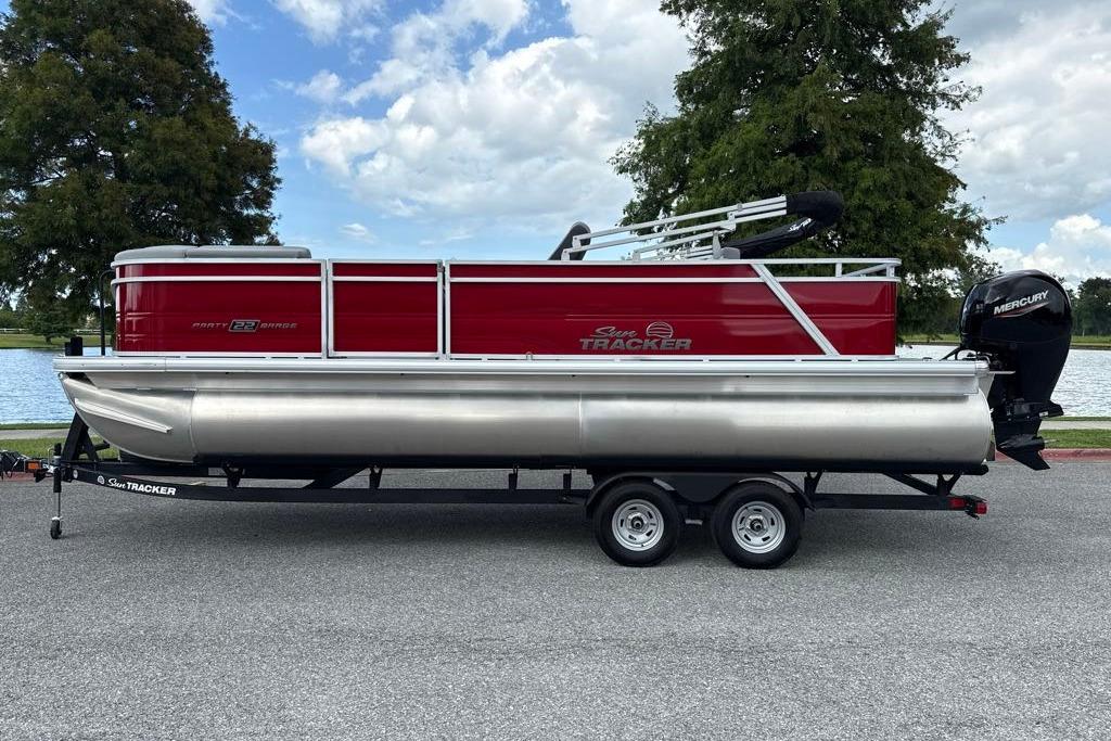 2026 Sun Tracker Party Barge 22 RF DLX
