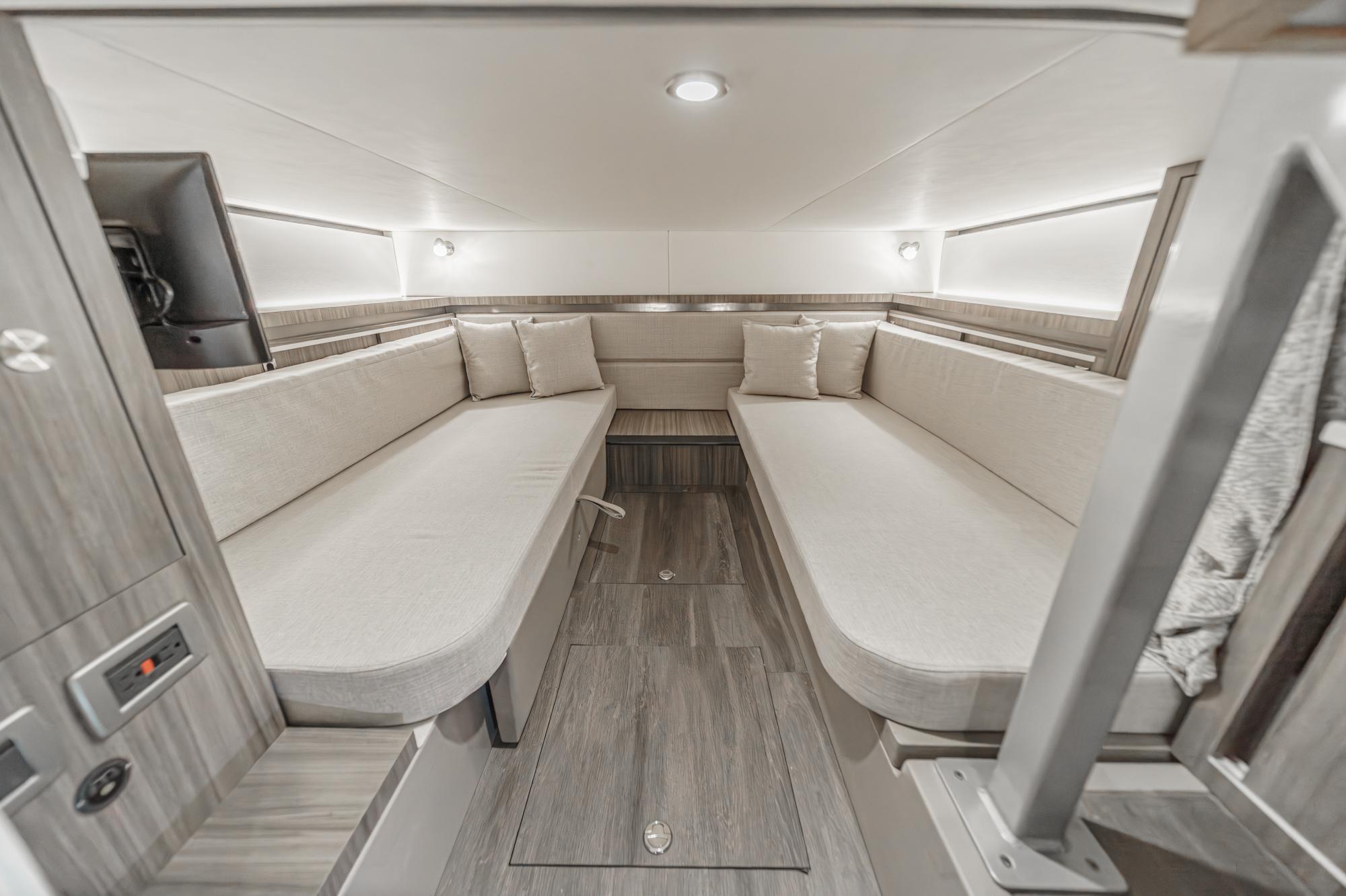 2024 Sea Ray Sundancer 320 Outboard - 16